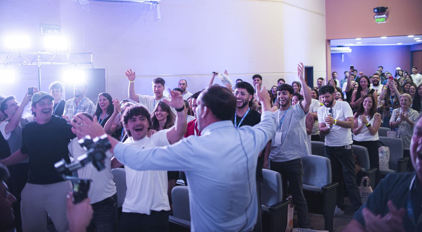 El público de pie festejando durante la Jornada JAE 2025